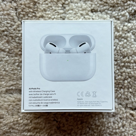 Apple AirPods Pro with Wireless Charging Case (1st Generation) - Picture 4 of 16
